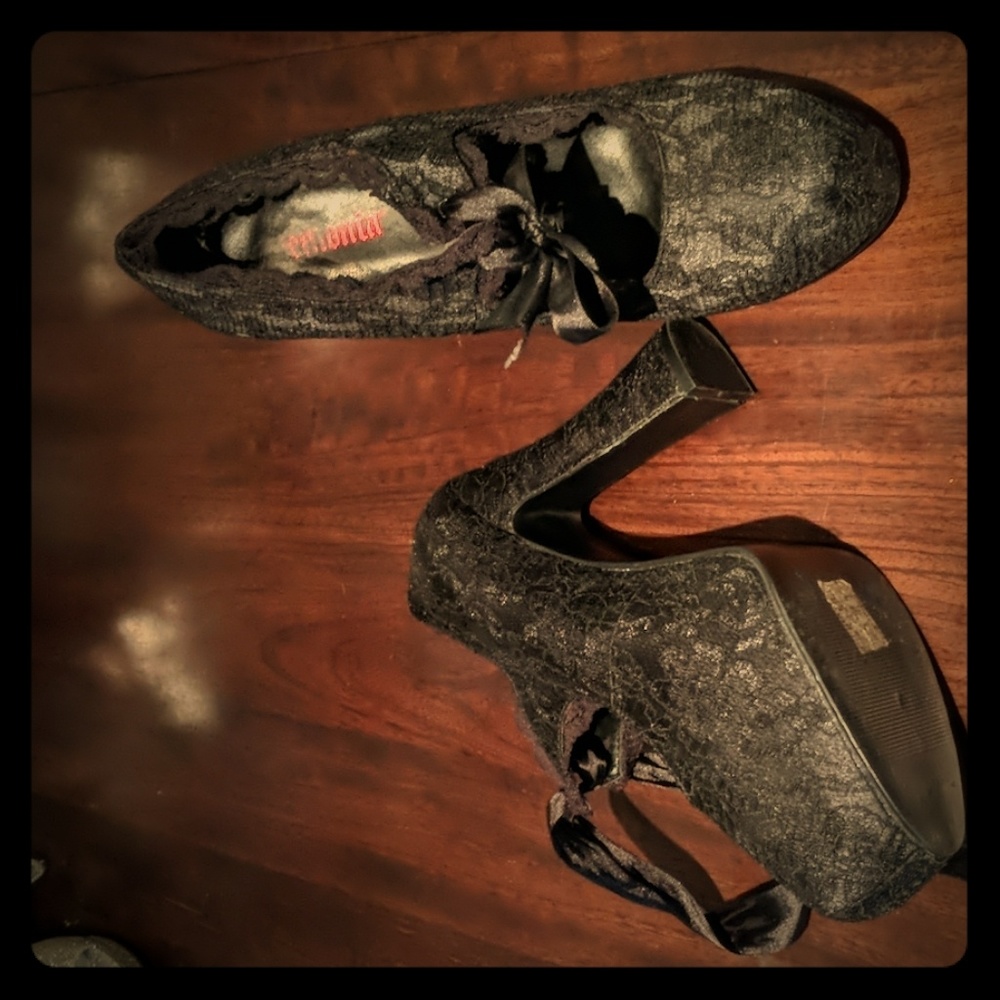 Gothic black lace platform heel